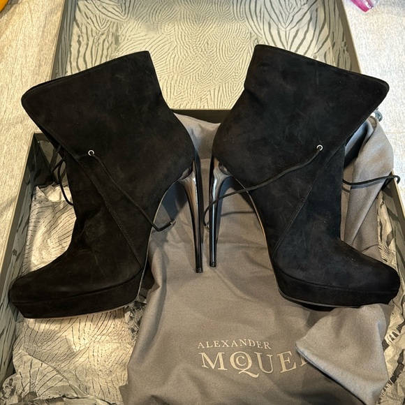 Authentic Alexander McQueen suede boots - Picture 1 of 4